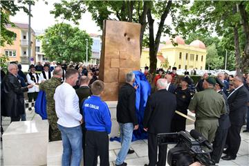 Vinkovci: Otkriven Spomenik hrvatskim braniteljima