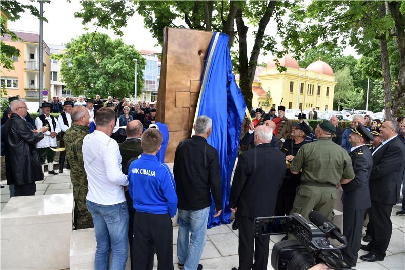 Vinkovci: Otkriven Spomenik hrvatskim braniteljima