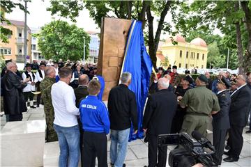 Vinkovci: Otkriven Spomenik hrvatskim braniteljima