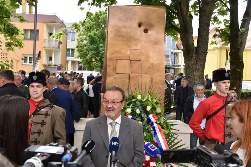 Vinkovci: Otkriven Spomenik hrvatskim braniteljima