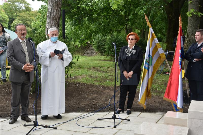 Vinkovci: Otkriven Spomenik hrvatskim braniteljima