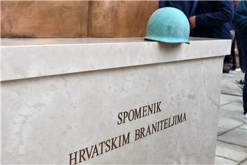 Vinkovci: Otkriven Spomenik hrvatskim braniteljima