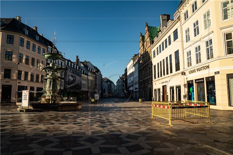 Danska novinarka seksala se na zadatku u svingerskom klubu 