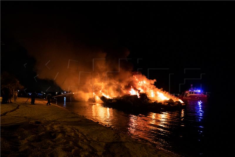 Požar u marini u Kaštel Gomilici - gore jahte