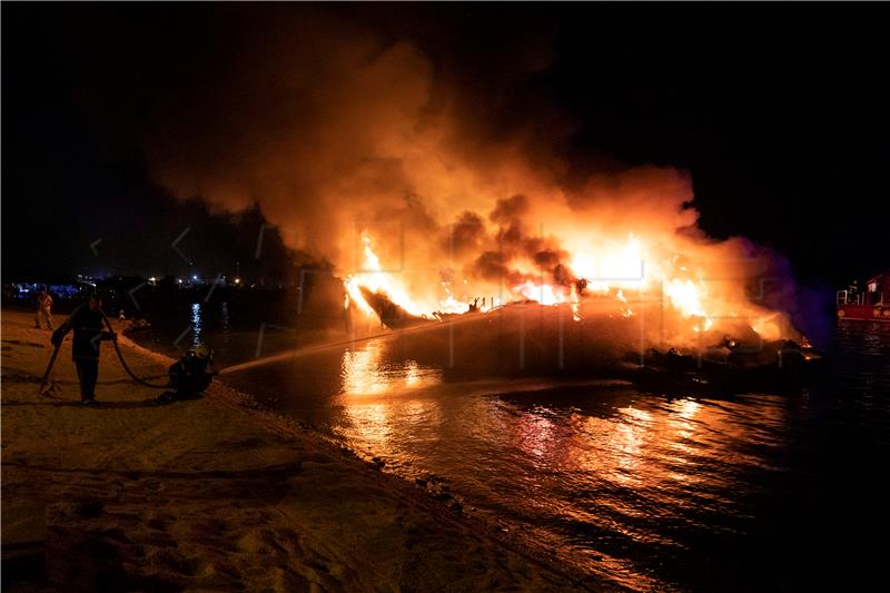 Požar brodova u Marini Kaštela