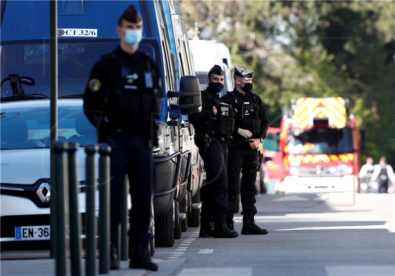 Francuska: Velikom policijskom operacijom traži se napadač na policiju