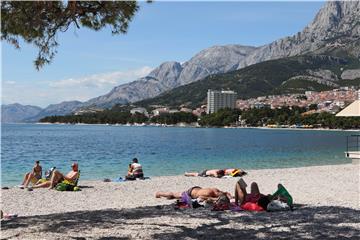 Prvi kupači na makarskim plažama