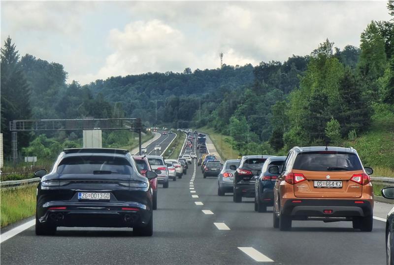 Gužve na autocesti Zagreb - Rijeka kod Bosiljeva u smjeru Zagreba