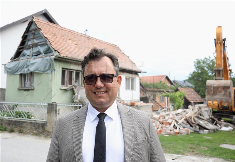 Demolition of private houses damaged by Zagreb quake starts