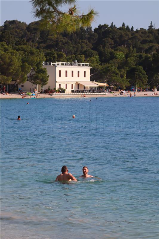 Kupači na makarskim plažama