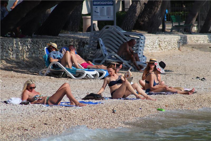 Kupači na makarskim plažama