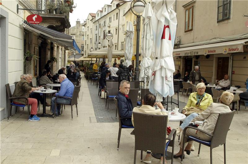 Outdoor seating areas of coffee shops to stay open until midnight as of Tuesday, JL