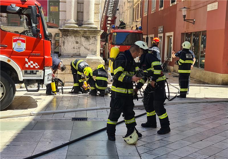 Požar stana u središtu Zadra, stanari evakuirani