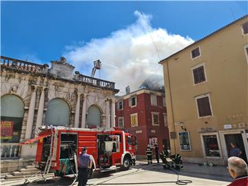 Požar stana u središtu Zadra, stanari evakuirani