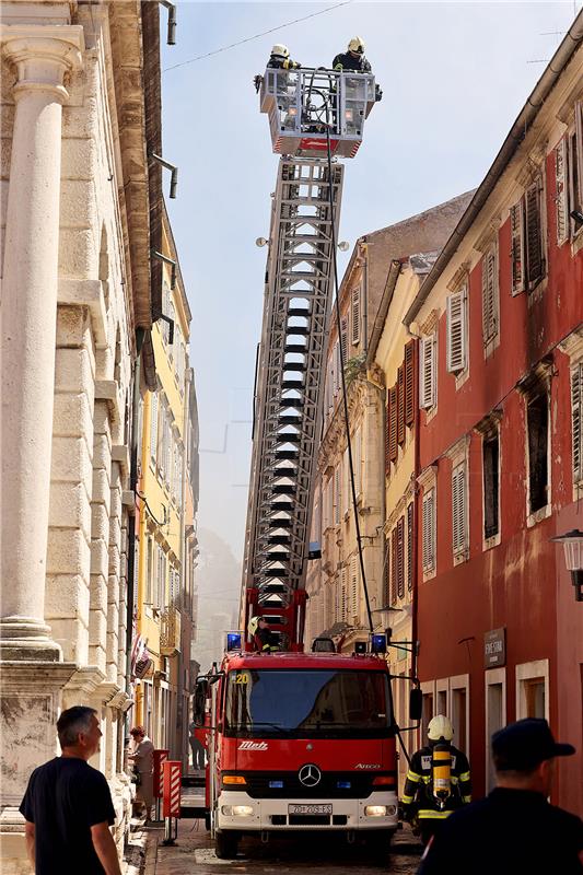 Požar stana u središtu Zadra, stanari evakuirani