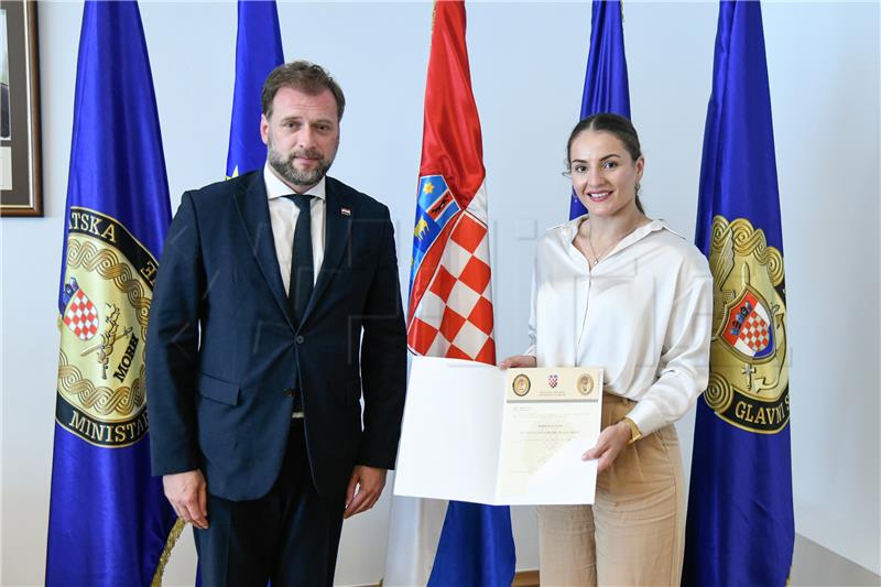 Ministar Banožić uručio kristalnu plaketu MORH-a Barbari Matić