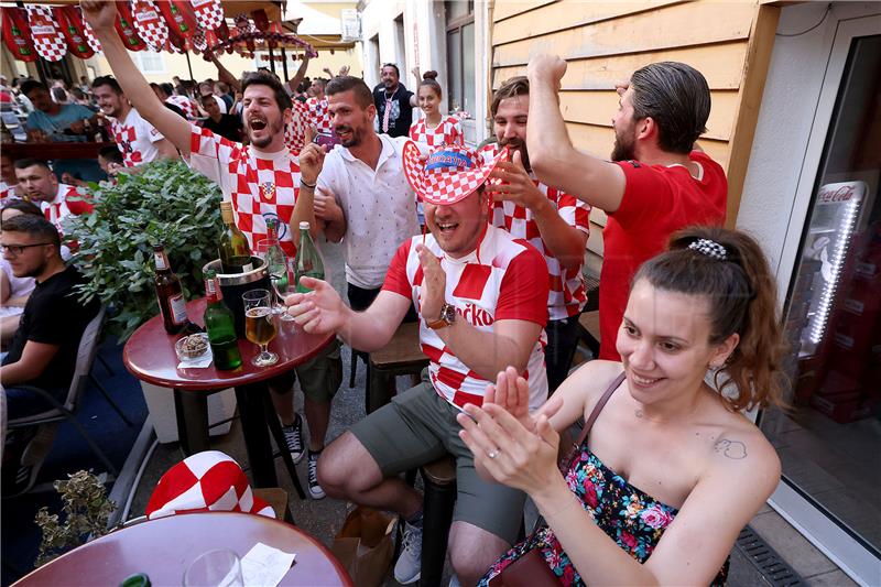 Utakmicu između reprezentacija  Hrvatske i Češke Zadrani gledali u kafićima