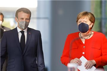 Merkel i Macron za koordiniran pristup članica EU u otvaranju granica