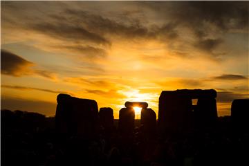 Posjetitelji na solsticij stigli na Stonehenge usprkos restrikcijama  