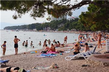 Kupači na plaži u Makarskoj