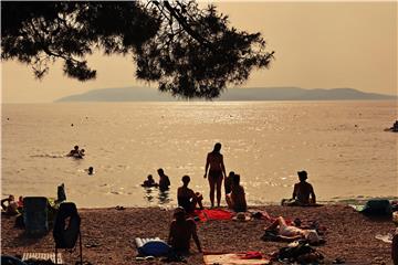 Kupači na plaži u Makarskoj