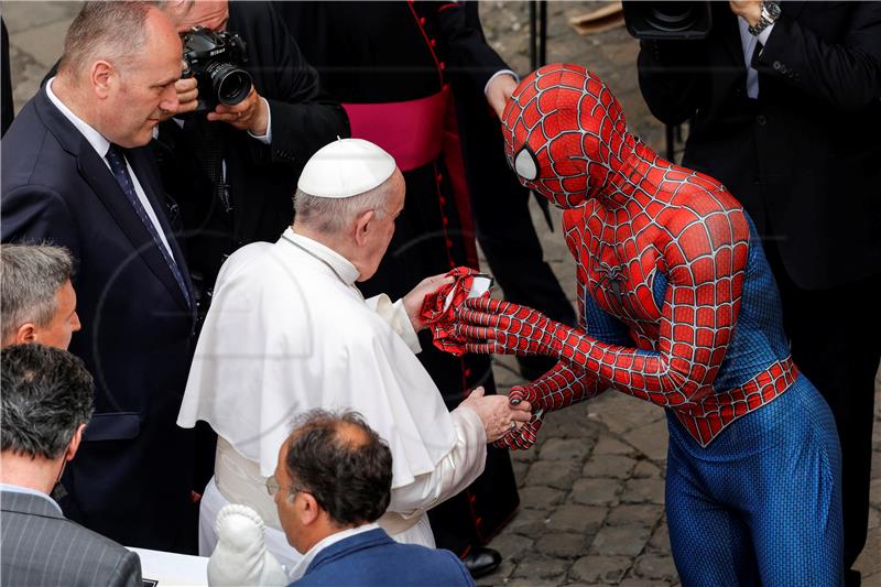 Spiderman se u Vatikanu rukovao s papom Franjom