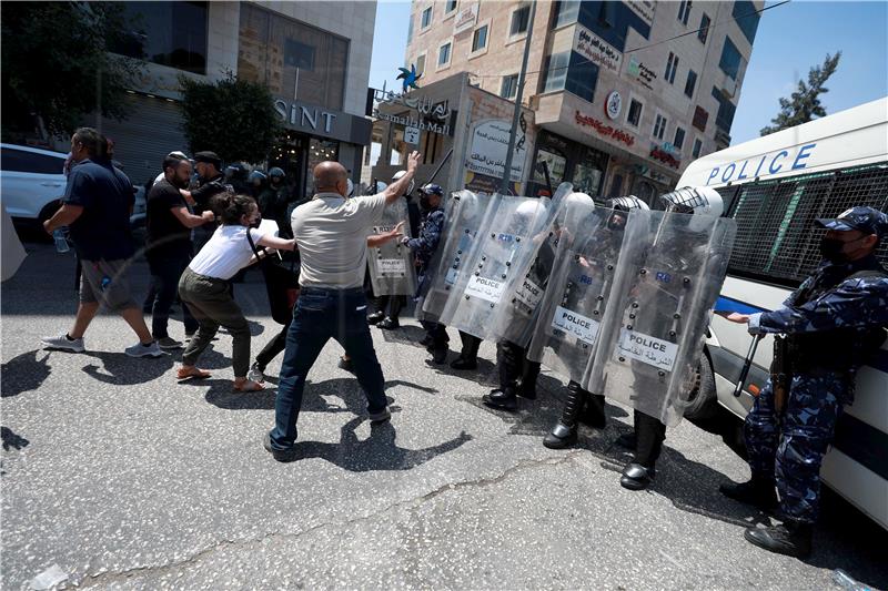 MIDEAST PALESTINIANS PROTEST AGAINST PALESTINIAN PRESIDENT