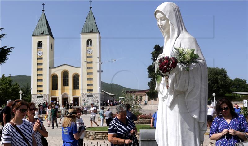 Na 40. obljetnicu Gospinih ukazanja u Međugorju desetine tisuća vjernika