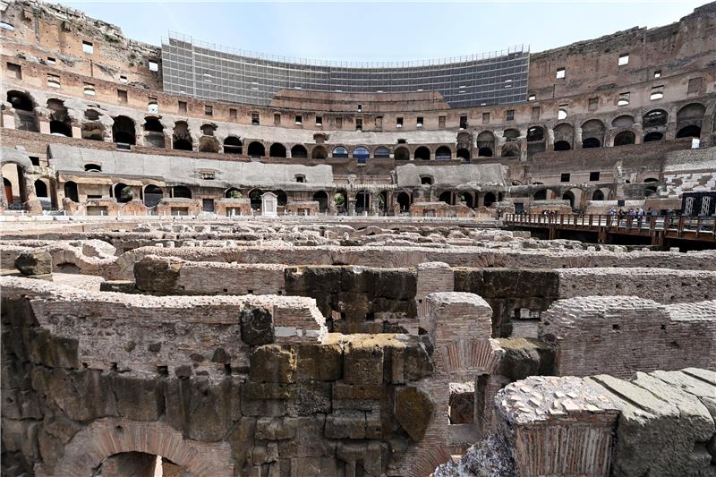 ITALY MONUMENT COLOSSEUM