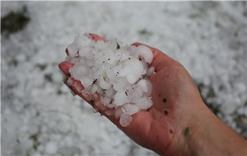 Dio Požege i okolica bez struje, štete na kućama i vozilima