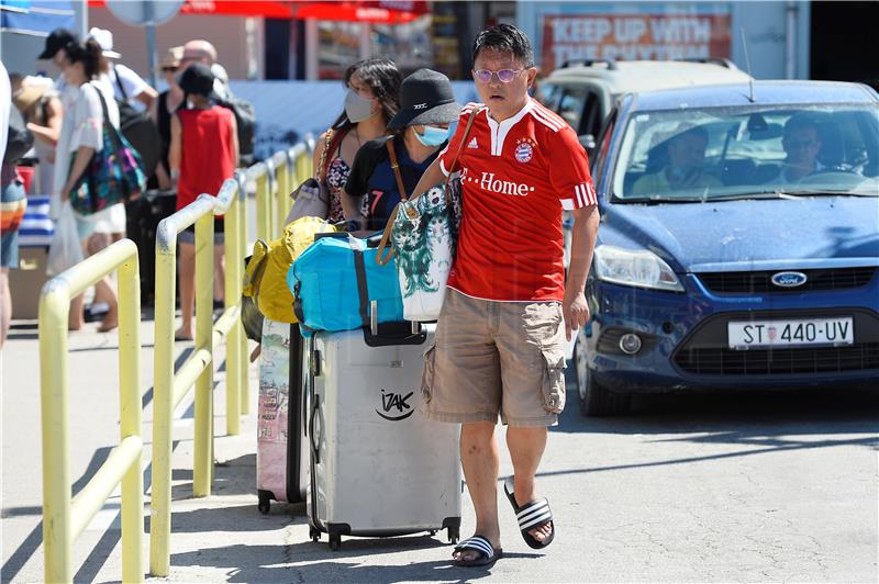 Trajekna luka Split, turisti                           