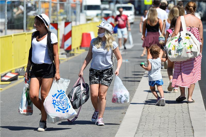 Trajekna luka Split, turisti                           