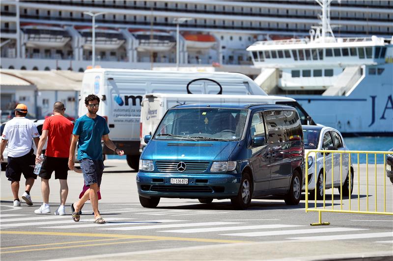 Trajekna luka Split, turisti                           