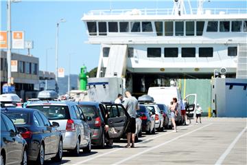 Trajekna luka Split, turisti                           