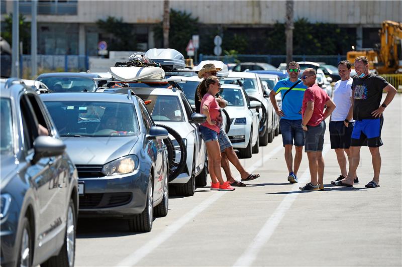 Trajekna luka Split, turisti                           