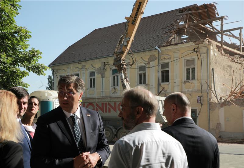 Plenković i Medved prisustvovali uklanjanju ruševina u centru Petrinje