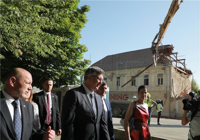 Plenković i Medved prisustvovali uklanjanju ruševina u centru Petrinje