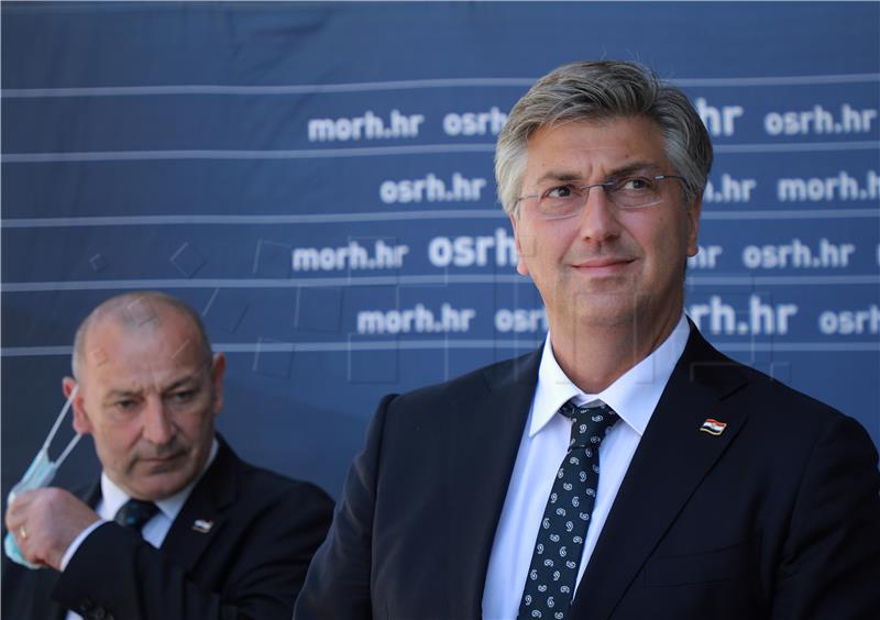 Plenković i Medved prisustvovali uklanjanju ruševina u centru Petrinje