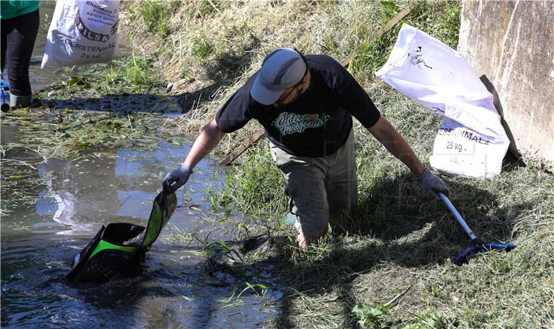 Greenpeaceovi aktivisti čistili potok Črnomerec i šetnicu uz njega