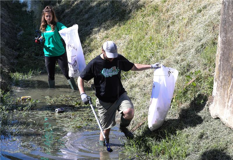 Greenpeaceovi aktivisti čistili potok Črnomerec i šetnicu uz njega