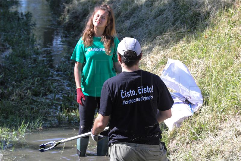 Greenpeaceovi aktivisti čistili potok Črnomerec i šetnicu uz njega