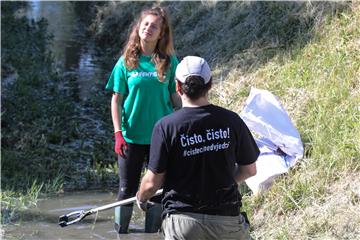 Greenpeaceovi aktivisti čistili potok Črnomerec i šetnicu uz njega