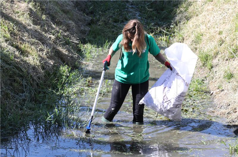 Greenpeace activists remove 80 bags of rubbish from Zagreb's Črnomerec brook