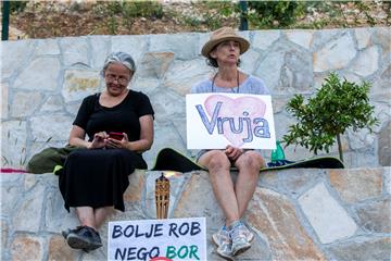 Brela: U uvali Vruja održan Festival bespravne gradnje i devastacije prirode