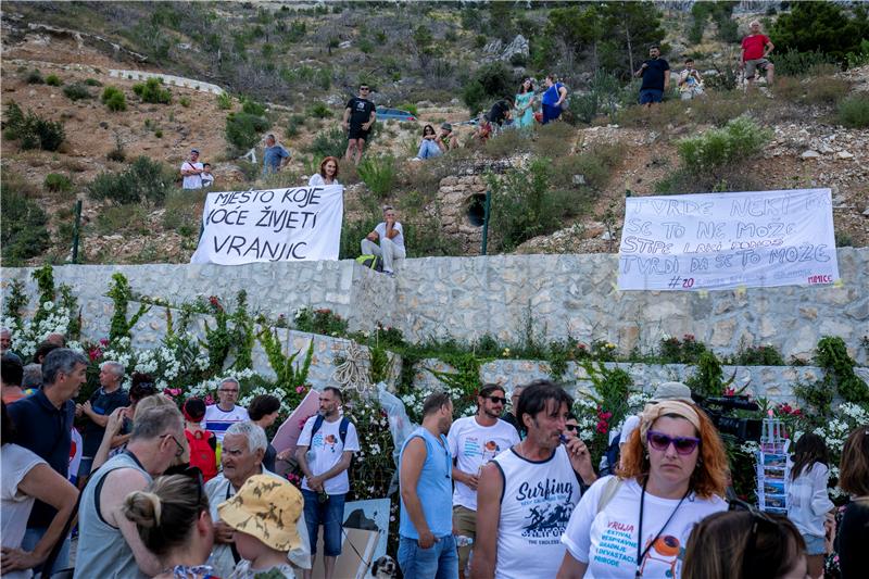 Brela: U uvali Vruja održan Festival bespravne gradnje i devastacije prirode