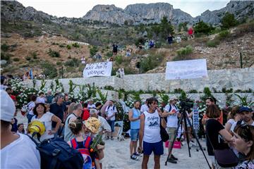 Brela: U uvali Vruja održan Festival bespravne gradnje i devastacije prirode