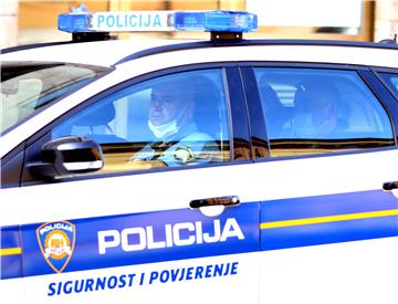 Krijumčari s migrantima bježali policiji pa sletjeli u šumu; poginuo suvozač