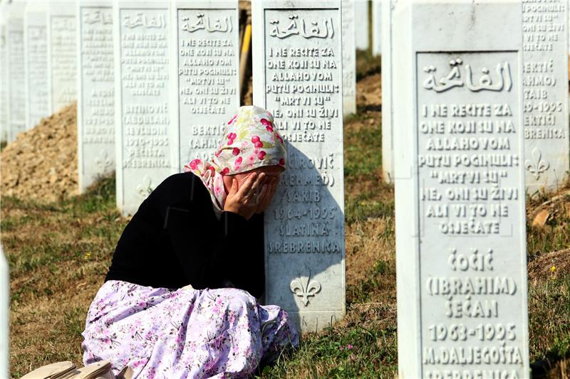 Stotine ljudi pristižu u Srebrenicu na komemoraciju za žrtve genocida 