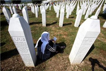 Stotine ljudi pristižu u Srebrenicu na komemoraciju za žrtve genocida