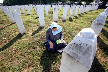 Stotine ljudi pristižu u Srebrenicu na komemoraciju za žrtve genocida